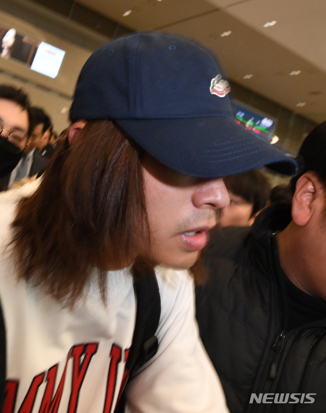 【인천공항=뉴시스】전진환 기자 =카카오톡 단체대화방을 통해 불법 촬영한 성관계 동영상을 유포했다는 의혹이 제기된 가수 정준영이 12일 오후 인천공항을 통해 귀국하고 있다. 2019.03.12.   photo@newsis.com 