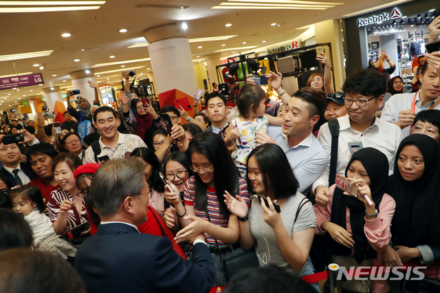 【쿠알라룸푸르(말레이시아)=뉴시스】전신 기자 = 말레이시아를 국빈 방문한 문재인 대통령이 12일 쿠알라룸푸르 원우타마 쇼핑몰에서 열린 한-말레이시아 한류-할랄 전시회에서 시민들과 인사를 나누고 있다. 2019.03.12.&nbsp;&nbsp; photo1006@newsis.com