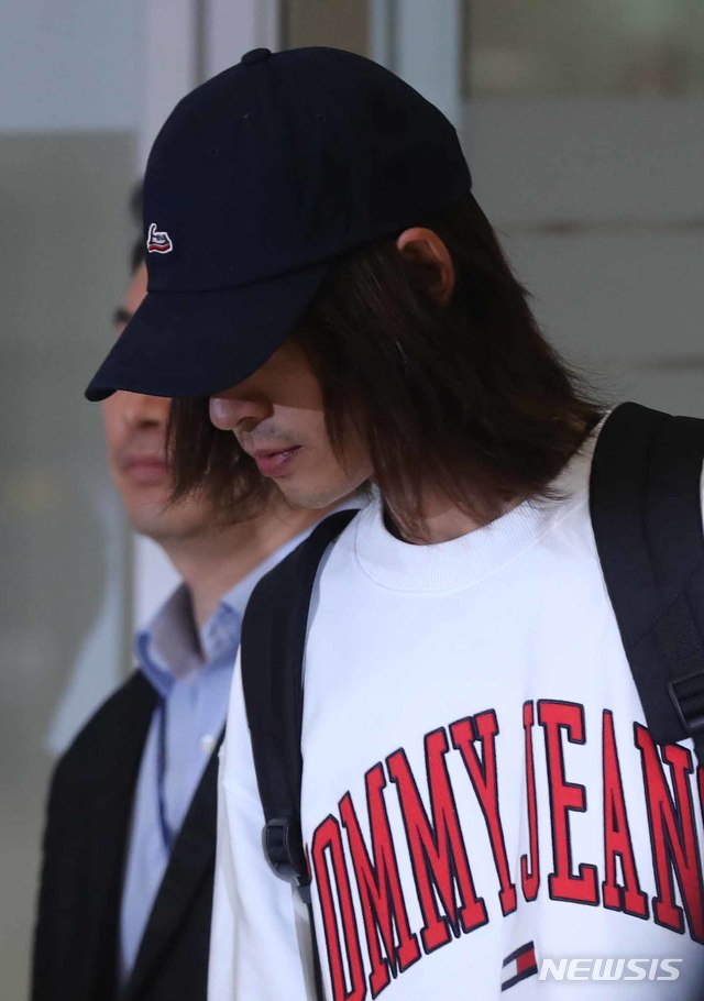 【인천공항=뉴시스】 전진환 기자 = 카카오톡 단체대화방을 통해 불법 촬영한 성관계 동영상을 유포했다는 의혹이 제기된 가수 정준영이 해외일정을 중단하고 12일 오후 인천공항을 통해 귀국하고 있다. 2019.03.12.  photo@newsis.com 