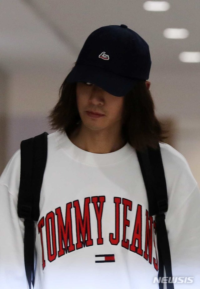 【인천공항=뉴시스】 전진환 기자 = 카카오톡 단체대화방을 통해 불법 촬영한 성관계 동영상을 유포했다는 의혹이 제기된 가수 정준영이 해외일정을 중단하고 12일 오후 인천공항을 통해 귀국하고 있다. 2019.03.12. photo@newsis.com
