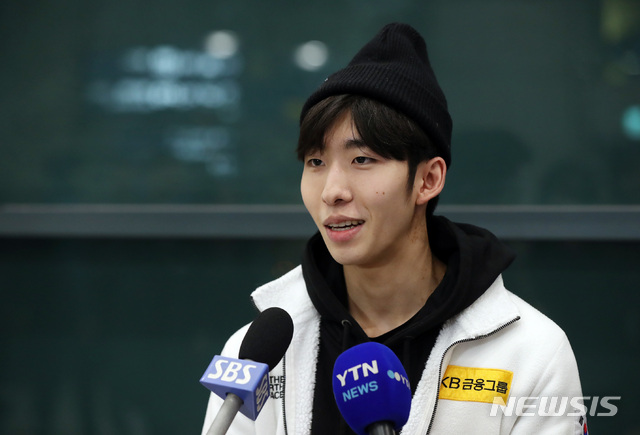 [인천공항=뉴시스]이윤청 기자 = 쇼트트랙 국가대표 임효준 선수가 불가리아 소피아에서 열린 2018-2019 국제빙상경기연맹(ISU) 쇼트트랙 세계선수권대회를 마치고 지난해 3월12일 인천국제공항 제1터미널을 통해 귀국, 취재진의 질문에 답하고 있다. 2019.03.12. radiohead@newsis.com