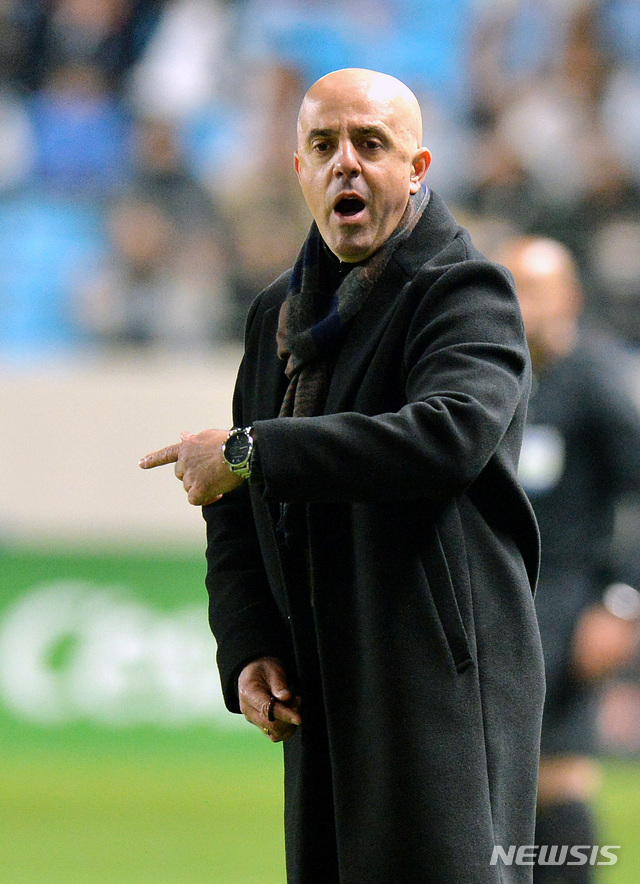 【대구=뉴시스】우종록 기자 = 12일 오후 대구 북구 고성동 DGB대구은행파크에서 열린 2019 아시아축구연맹(AFC) 챔피언스리그 F조 조별예선 2차전 대구FC 대 광저우 에버그란데 경기, 대구FC 안드레 감독이 작전을 지시하고 있다. 2019.03.12. wjr@newsis.com