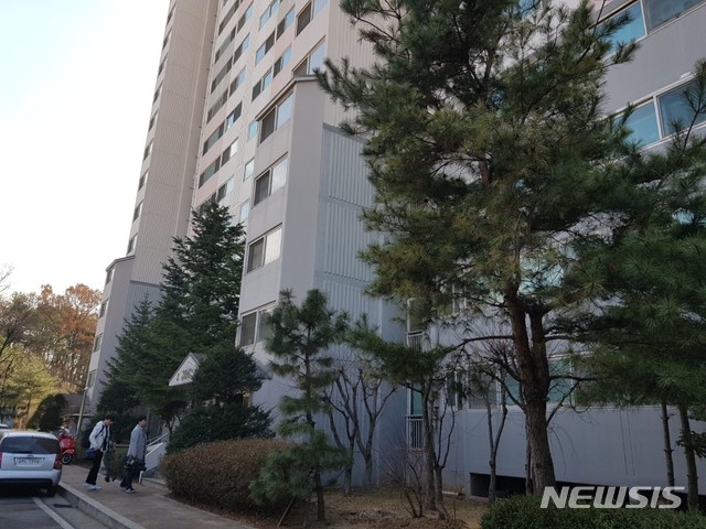 【고양=뉴시스】 이경환 기자 = 13일 새벽 송명빈 마커그룹 대표가 추락해 숨진 상태로 발견된 고양시 일산서구 덕이동의 아파트 모습. 송 대표는 직원 상습 폭행 혐의로 이날 영장실질심사가 예정돼 있었다. 2019.03.13. lkh@newsis.com