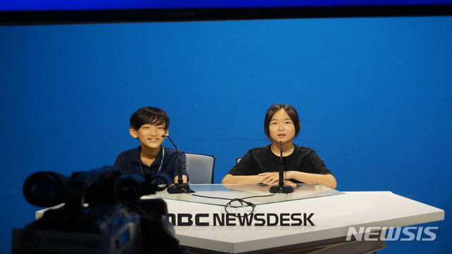 【서울=뉴시스】 강서구 MBC 월드 견학(2018. 8. 10.)_아나운서 체험. 2019.03.13. (사진= 강서구 제공)