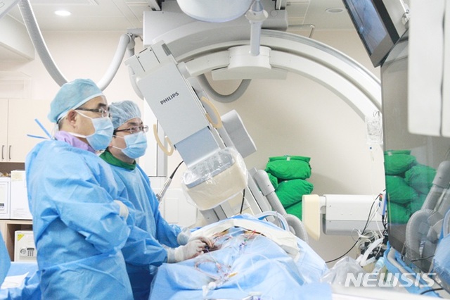 【부천=뉴시스】정일형 기자 = 사진은 세종병원 의료진이 좌심방이폐색술을 시행하고 있는 모습. (사진=세종병원 제공)