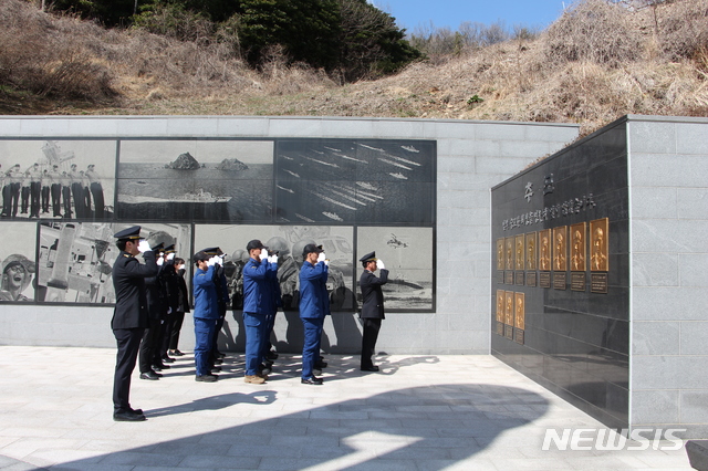 【여수=뉴시스】김석훈 기자 = 해양경찰교육원(원장 고명석)은 13일 오전 교육원 충혼탑 앞에서 가거도 헬기사고 순직 경찰관에 대한 4주기 추모식을 거행했다. 추모식은 서해지방해양경찰청(청장 김병로) 주관으로 고 최승호, 백동흠, 박근수, 장용훈 등 순직 해양경찰관의 숭고한 희생정신과 투철한 사명감을 기리기 위해 거행됐다. 2019.03.13. (사진=해경교육원 제공) kim@newsis.com