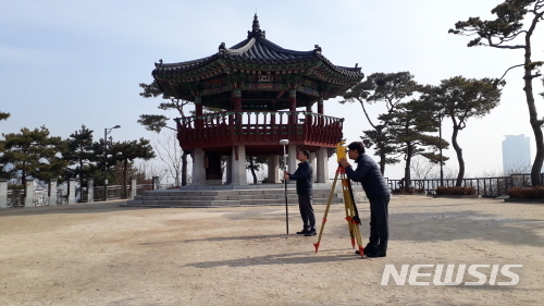 【서울=뉴시스】서울 성동구 시설물 위치정보시스템 측량모습. 2019.03.13. (사진=성동구 제공)