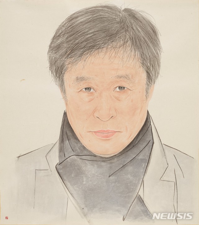 【서울=뉴시스】 김호석, 자화상,127x113 cm. 그의 작품세계는 1970년대부터 90년대에 이르기까지 크게 수묵운동시기와 역사화, 농촌풍경화, 역사적 인물화, 서민 인물화, 가족화, 성철스님화, 선화, 군중화, 동물화 등으로 분류되는데, 그 중에서도 98년 10월 선보인 성철스님의 다비식을 묘사한 <그날의 화엄>은 고려시대 불화나 조선시대 궁중기록화 등과 같은 옛 전통회화의 서술적 표현양식을 토대로 한 작품으로 단순히 큰스님의 운구행렬과 다비식 과정을 담는데 그치지 않고, 우리 시대의 정신성과 삶의 모습을 담은 한 편의 대서사시로 평가되어 국내외 화단에 큰 반향을 불러일으킨 바 있다. 