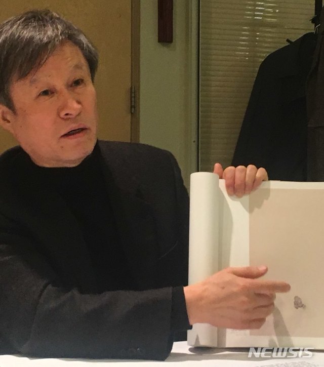 【서울=뉴시스】 박현주 미술전문기자 = 김호석 화백이 제주 돌문화공원에서 열고 있는 수묵화 '보다'전에 나온 그림을 설명하고 있다.