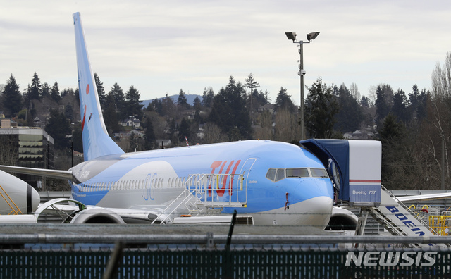【렌턴=AP/뉴시스】11일(현지시간) 미 워싱턴주 렌턴의 보잉사 렌턴 조립공장에 TUI 그룹을 위해 제작 중인 보잉 737 맥스8 여객기가 계류해있다. 영국, 독일 등 세계 20여 국가가 에티오피아 항공 참사와 관련해 사고기와 동일 기종의 항공기 운항을 당분간 중지하고 있다. 2019.03.13.  
