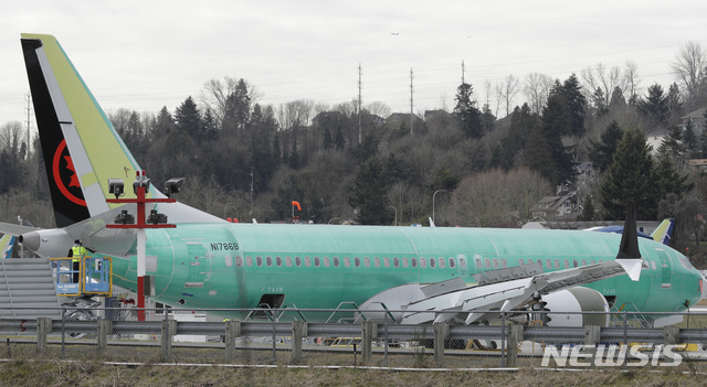  【렌턴=AP/뉴시스】11일(현지시간) 미 워싱턴주 렌턴의 보잉사 렌턴 조립공장에 에어 캐나다 항공사를 위해 제작 중인 보잉 737 맥스8 여객기가 계류해있다. 영국, 독일 등 세계 20여개 국가가 에티오피아 항공 참사와 관련해 사고기와 동일 기종의 항공기 운항을 당분간 중지하고 있다. 2019.03.13. 