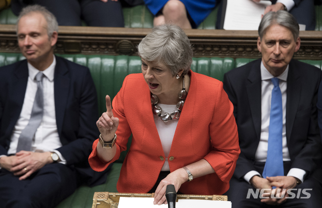 【런던=AP/뉴시스】테리사 메이 영국 총리가 12일(현지시간) 런던 의회에서 연설하고 있다.&nbsp; 영국 의회가 이날 실시한 두 번째 브렉시트 합의안 표결이 의원 633명의 투표 결과 찬성 242표, 반대 391표로 또 부결되면서 메이 총리는 "실망"이라고 밝혔다. 메이 총리는 의회가 '노딜' 브렉시트를 반대할 경우 13일 리스본 조약 50조에 따른 브렉시트 시점을 연기하는 방안에 관해 표결을 시행하겠다고 발표했다. 2019.03.13. 