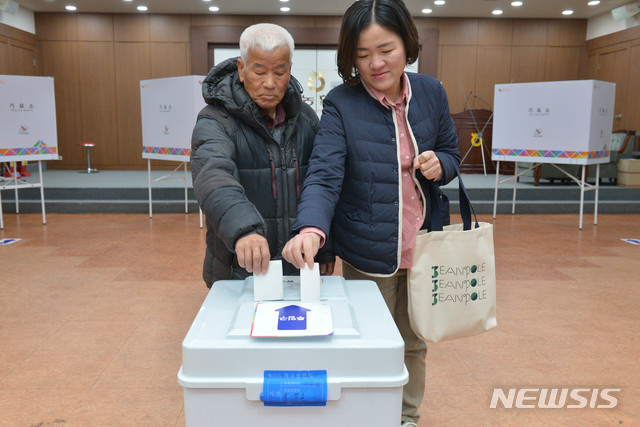 【울산=뉴시스】배병수 기자 = 제2회 전국동시조합장 선거 날인 13일 오전 울산시 남구 중앙농협 3층 삼호동 투표소에서 조합원들이 투표를 하고 있다. 2019.03.13.  bbs@newsis.com.