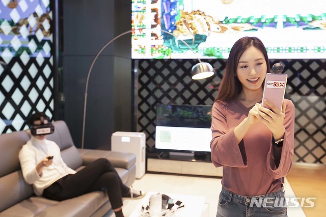 【서울=뉴시스】SK텔레콤은 오는 14일부터 갤럭시S10 5G, V50씽큐 5G를 서울 을지로 본사 1층 ICT체험관 티움(T.um)에서 전시한다고 13일 밝혔다. 이곳을 방문한 관람객들은 실제 5G상용망과 연동한 5G스마트폰 및 각종 서비스를 체험해볼 수 있다. 2019.03.13. (사진=SK텔레콤 제공) photo@newsis.com
