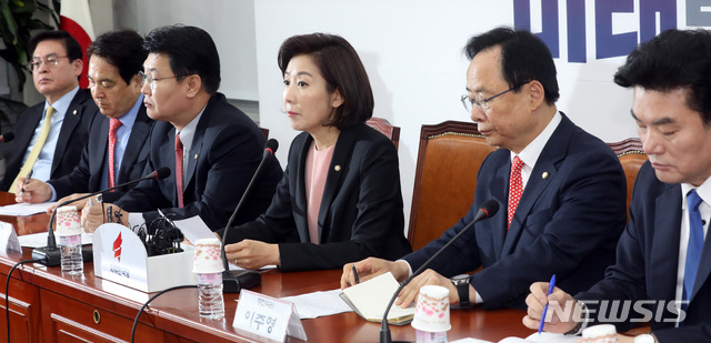 【서울=뉴시스】박영태 기자 = 13일 오전 서울 영등포구 여의도 국회에서 열린 자유한국당 원내대표·중진의원 연석회의에서 나경원 원내대표가 발언하고 있다. 2019.03.13.since1999@newsis.com