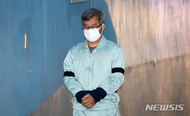 【서울=뉴시스】 고범준 기자 = 아내를 폭행한 혐의 등으로 재판에 넘겨진 '드루킹' 김동원 씨가 지난 13일 오전 서울 서초구 서울고등법원에서 열린 항소심 1차 공판에 출석하기 위해 호송차에서 내려 법정으로 들어가고 있다. 2019.03.13. bjko@newsis.com