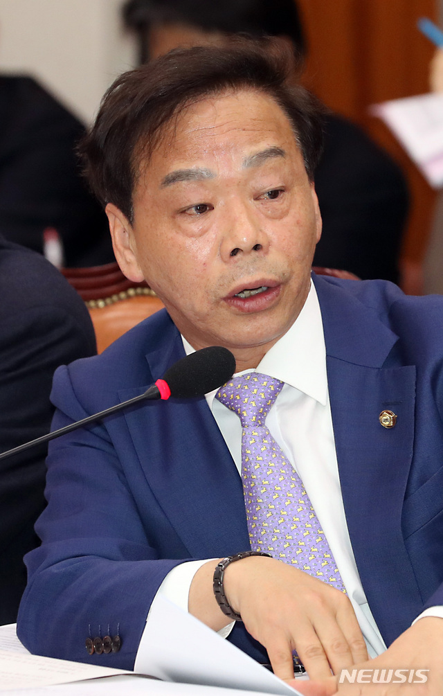 【서울=뉴시스】이종철 기자&nbsp; = 지난 3월13일 서울 여의도 국회에서 열린 법제사법위원회 전체회의에서 이완영 자유한국당 의원이 질의를 하고 있다. 2019.03.13. jc4321@newsis.com