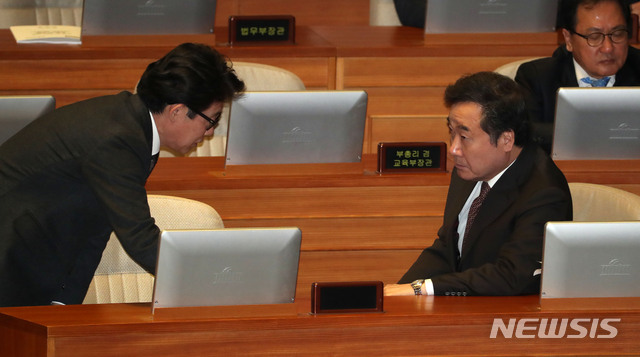 【서울=뉴시스】홍효식 기자 = 이낙연 국무총리가 13일 오전 서울 여의도 국회에서 열린 본회의에서 조명래 환경부 장관과 논의하고 있다. 2019.03.13.&nbsp; yesphoto@newsis.com