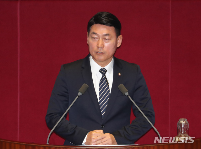 【서울=뉴시스】고승민 기자 = 황영철 자유한국당 의원이 지난 3월13일 서울 여의도 국회에서 열린 제367회국회(임시회) 제4차 본회의에서 인사하고 있다. 2019.03.13. kkssmm99@newsis.com