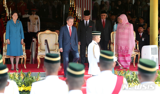 【쿠알라룸푸르(말레이시아)=뉴시스】전신 기자 = 말레이시아를 국빈 방문 중인 문재인 대통령이 13일 쿠알라룸푸르 국회의사당 광장에서 열린 공식환영식에서 의장대 사열을 위해 이동하고 있다. 2019.03.13. photo1006@newsis.com