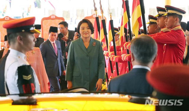 【쿠알라룸푸르(말레이시아)=뉴시스】전신 기자 = 말레이시아를 국빈 방문 중인 문재인 대통령 부인 김정숙 여사가 13일 쿠알라룸푸르 국회의사당 광장에서 열린 공식환영식을 마친 후 차량으로 이동하고 있다. 2019.03.13. photo1006@newsis.com