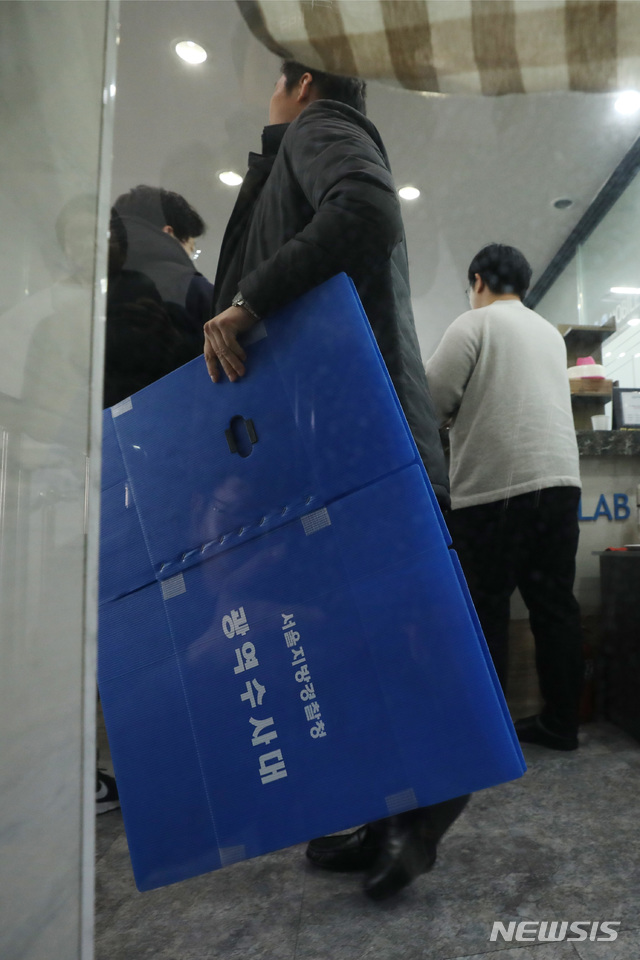 【서울=뉴시스】이윤청 수습기자 = 카카오톡 단체대화방을 통해 불법 촬영한 성관계 동영상을 유포한 의혹을 받는 정준영씨가 휴대전화를 맡겼던 서울 서초구의 한 휴대전화 복원 사설업체를 13일 서울지방경찰청 광역수사대가 압수수색하고 있다. 2019.03.13.  radiohead@newsis.com 