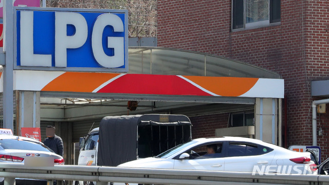 【서울=뉴시스】배훈식 기자 = 13일 국회 본회의에서 LPG 자동차의 사용을 제한하는 규정 폐지를 골자로 하는 ‘액화석유가스의안전관리및사업법’ 개정 법률안이 통과, 일반인도 LPG 자동차를 구입할 수 있게 됐다. 사진은 이날 오후 서울 서초구의 한 LPG 충전소 모습. 2019.03.13. dahora83@newsis.com