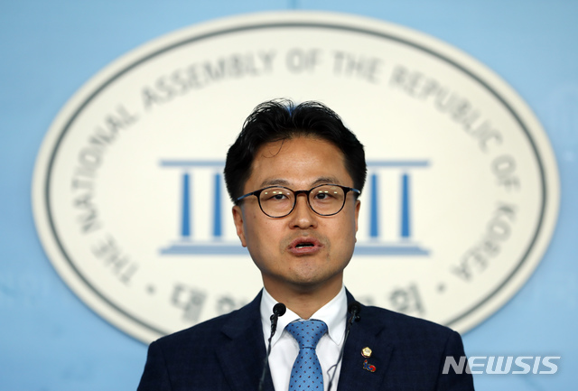 【서울=뉴시스】고승민 기자 = 더불어민주당 김정우 의원이 지난 3월13일 오후 서울 여의도 국회에서 신용카드 소득공제 연장 당정 결과 브리핑을 하고 있다. 2019.03.13.kkssmm99@newsis.com
