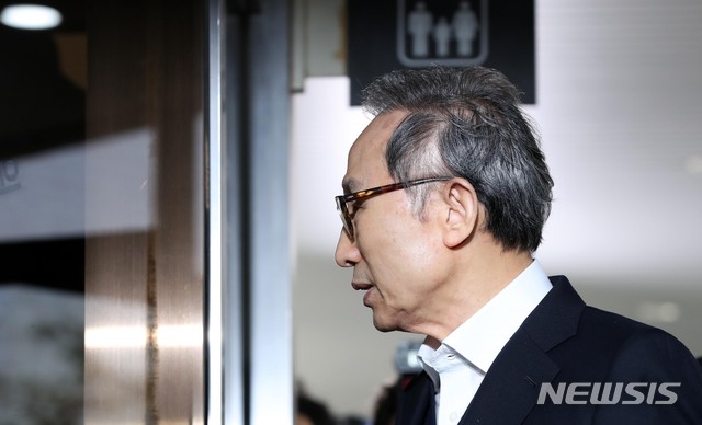 【서울=뉴시스】 고범준 기자 = 횡령과 뇌물수수 등의 혐의로 1심에서 징역 15년을 선고받고 최근 항소심에서 조건부로 석방된 이명박 전 대통령이 13일 오후 서울 서초구 고등법원에서 열린 항소심 속행 공판을 위해 출석하고 있다.&nbsp; 이 전 대통령은 서울동부구치소에서 보석으로 풀려난지 일주일 만에 법정에 출석했다. 2019.03.13.&nbsp; bjko@newsis.com