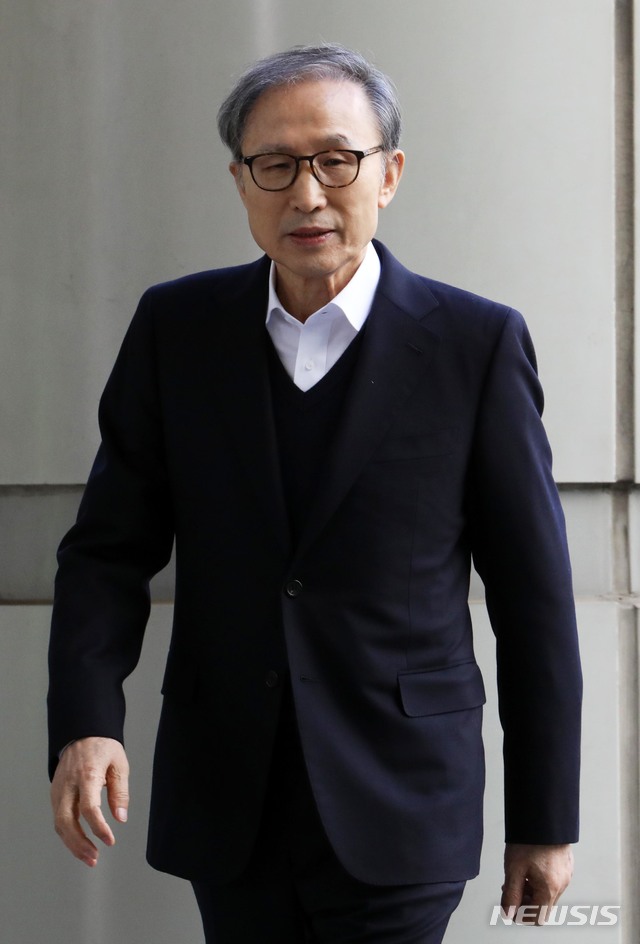 【서울=뉴시스】 고범준 기자 = 횡령과 뇌물수수 등의 혐의로 1심에서 징역 15년을 선고받고 최근 항소심에서 조건부로 석방된 이명박 전 대통령이 13일 오후 서울 서초구 고등법원에서 열린 항소심 재판에 출석하고 있다.&nbsp; 이 전 대통령은 서울동부구치소에서 보석으로 풀려난지 일주일 만에 법정에 출석했다. 2019.03.13.&nbsp; bjko@newsis.com 