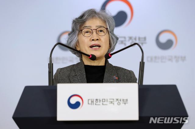 【서울=뉴시스】박진희 기자 = 박은정 국민권익위원회 위원장이 13일 정부서울청사 브리핑실에서 '국민권익위원회 2019년도 주요 업무계획'을 브리핑 하고 있다. 2019.03.13. pak7130@newsis.com