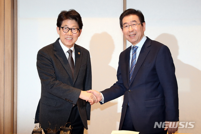 【서울=뉴시스】김병문 수습기자 = 박원순(오른쪽) 서울시장과 조명래 환경부 장관이 13일 오후 서울 중구 서울특별시청 시장 집무실에서 열린 고농도 미세먼지 대응 강화 방안에 대한 논의에 참석해 악수를 나누고 있다. 2019.03.13.&nbsp; dadazon@newsis.com 