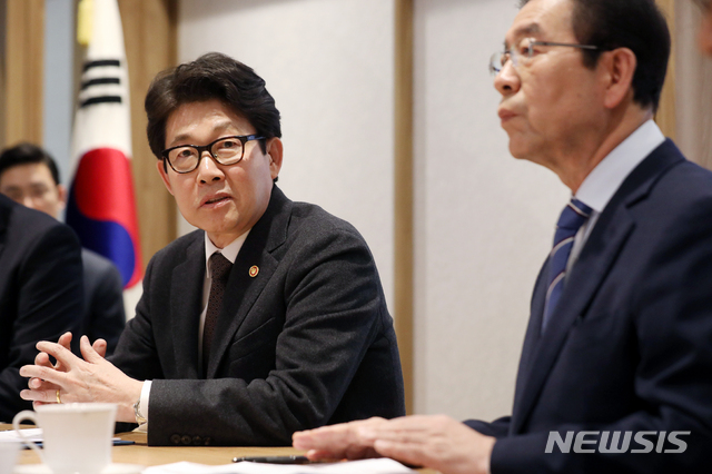 【서울=뉴시스】김병문 수습기자 = 박원순(오른쪽) 서울시장과 조명래 환경부 장관이 13일 오후 서울 중구 서울특별시청 시장 집무실에서 고농도 미세먼지 대응 강화 방안을 논의를 하고 있다. 2019.03.13. dadazon@newsis.com