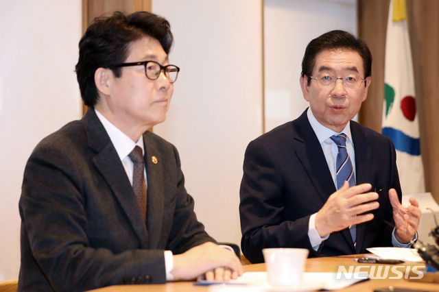 【서울=뉴시스】김병문 수습기자 = 박원순(오른쪽) 서울시장과 조명래 환경부 장관이 13일 오후 서울 중구 서울특별시청 시장 집무실에서 고농도 미세먼지 대응 강화 방안을 논의를 하고 있다. 2019.03.13. dadazon@newsis.com