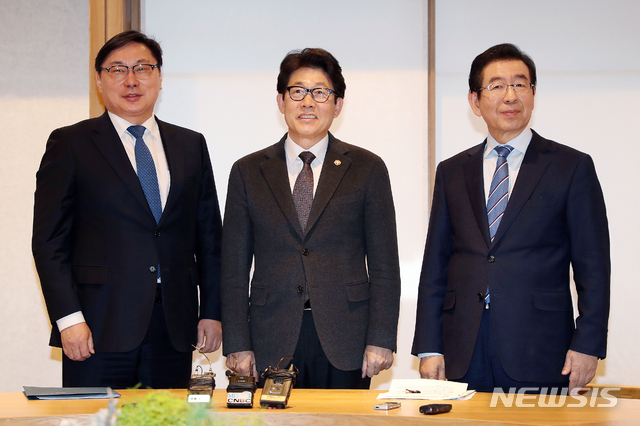 【서울=뉴시스】김병문 수습기자 = 박원순 서울시장, 조명래 환경부 장관, 이화영 깅기도 평화부지사가 13일 오후 서울 중구 서울특별시청 시장 집무실에서 열린 고농도 미세먼지 대응 강화 방안 논의에 참석해 포즈를 취하고 있다. 2019.03.13. dadazon@newsis.com