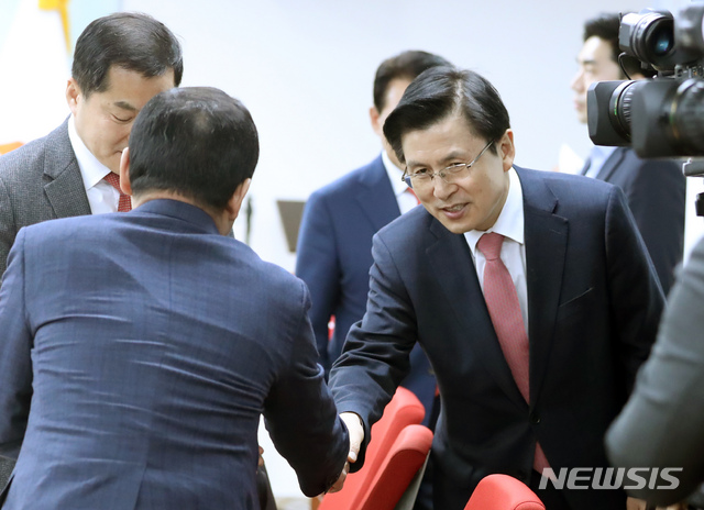 【서울=뉴시스】고승민 기자 = 13일 서울 영등포구 자유한국당사에서 열린 4.3 재보궐 선거대책회의에서 황교안 대표가 참석 의원들과 인사를 하고 있다. 2019.03.13. kkssmm99@newsis.com