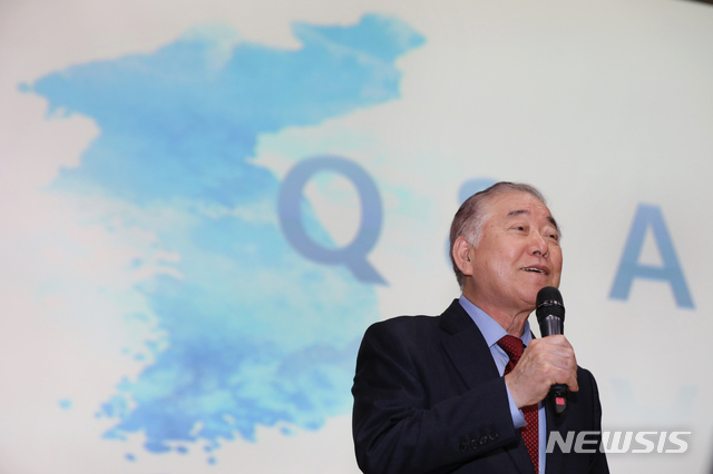 【서울=뉴시스】김병문 수습기자 = 문정인 대통령 통일외교안보특보가 13일 오후 서울 중구 서울특별시청 다목적홀에서 열린 하노이 북미 정상회담 이후 한반도 정세를 주제로 공직자 평화통일 교육을 하고 있다. 2019.03.13. dadazon@newsis.com