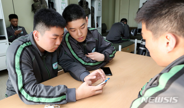 【연천=뉴시스】이영환 기자 = 13일 오후 경기 연천군 육군 제 25보병사단 상승대대 대원들이 생활관에서 휴대전화를 사용하며 휴식을 취하고 있다. 2019.03.13. 20hwan@newsis.com