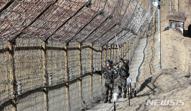 【연천=뉴시스】이영환 기자 = 13일 오후 경기 연천군 육군 제 25보병사단에서 상승대대 장병들이 철책을 점검하고 있다. 2019.03.13. 20hwan@newsis.com
