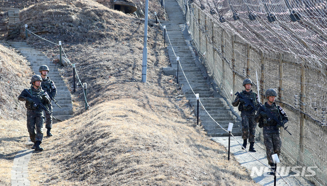 【연천=뉴시스】이영환 기자 = 13일 오후 경기 연천군 육군 제 25보병사단에서 상승대대 장병들이 철책을 점검하고 있다. 2019.03.13. 20hwan@newsis.com