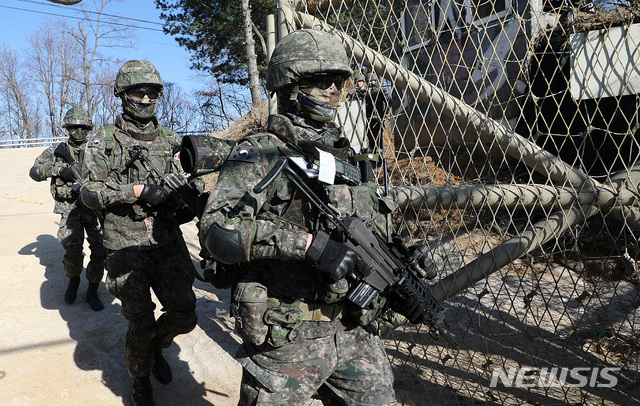 【연천=뉴시스】이영환 기자 = 지난 3월13일 오후 경기 연천군 육군 제 25보병사단에서 장병들이 GOP통문을 열고 DMZ로 들어서고 있다. 2019.03.13. 20hwan@newsis.com