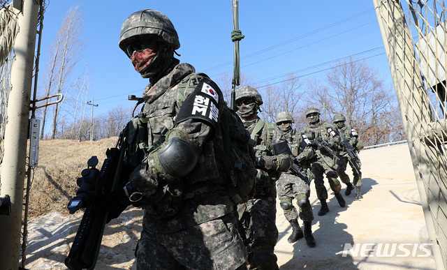 【연천=뉴시스】이영환 기자 = 13일 오후 경기 연천군 육군 제 25보병사단에서 장병들이 GOP통문을 열고 DMZ로 들어서고 있다. 2019.03.13. 20hwan@newsis.com