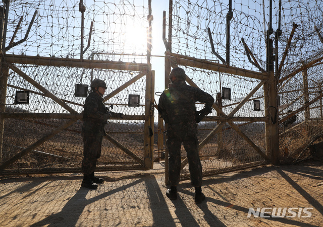 【연천=뉴시스】이영환 기자 = 13일 오후 경기 연천군 육군 제 25보병사단에서 장병들이 GOP통문을 열고 있다. 2019.03.13. 20hwan@newsis.com