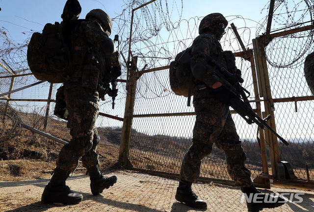 【연천=뉴시스】이영환 기자 = 13일 오후 경기 연천군 육군 제 25보병사단에서 장병들이 GOP통문을 열고 DMZ로 들어서고 있다. 2019.03.13. 20hwan@newsis.com