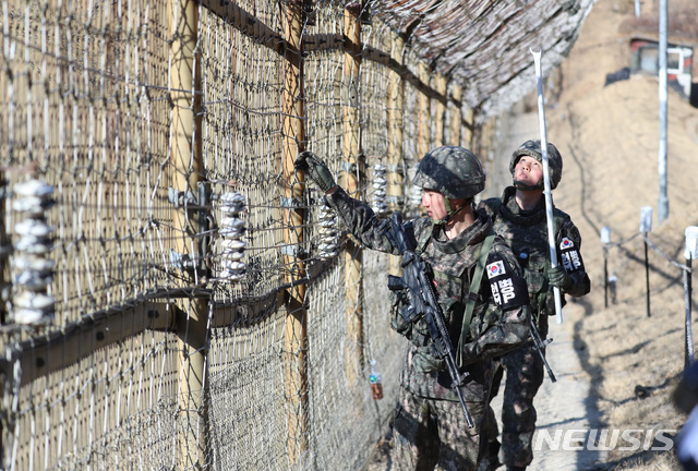 【연천=뉴시스】이영환 기자 = 13일 오후 경기 연천군 육군 제 25보병사단에서 상승대대 장병들이 철책을 점검하고 있다. 2019.03.13. 20hwan@newsis.com