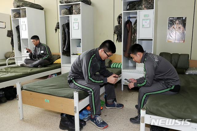 【연천=뉴시스】이영환 기자 = 13일 오후 경기 연천군 육군 제 25보병사단 상승대대 대원들이 생활관에서 휴대전화를 사용하며 휴식을 취하고 있다. 2019.03.13.&nbsp; 20hwan@newsis.com