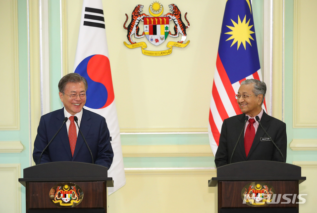 【푸트라자야(말레이시아)=뉴시스】전신 기자 = 문재인 대통령과 마하티르 모하마드 총리가 13일 푸트라자야 총리실에서 한-말레이시아 공동언론발표를 하고 있다. 2019.03.13. photo1006@newsis.com