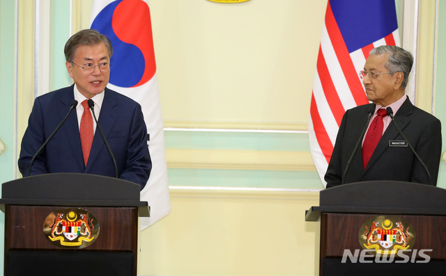 【푸트라자야(말레이시아)=뉴시스】전신 기자 = 문재인 대통령과 마하티르 모하마드 총리가 13일 푸트라자야 총리실에서 한-말레이시아 공동언론발표를 하고 있다. 2019.03.13.&nbsp; photo1006@newsis.com 