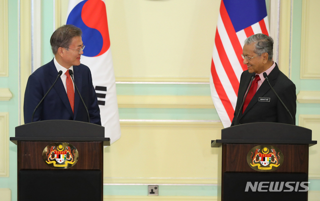 【푸트라자야(말레이시아)=뉴시스】전신 기자 = 문재인 대통령과 마하티르 모하마드 총리가 13일 푸트라자야 총리실에서 한-말레이시아 공동언론발표를 마치고 악수하고 있다. 2019.03.13.&nbsp; photo1006@newsis.com