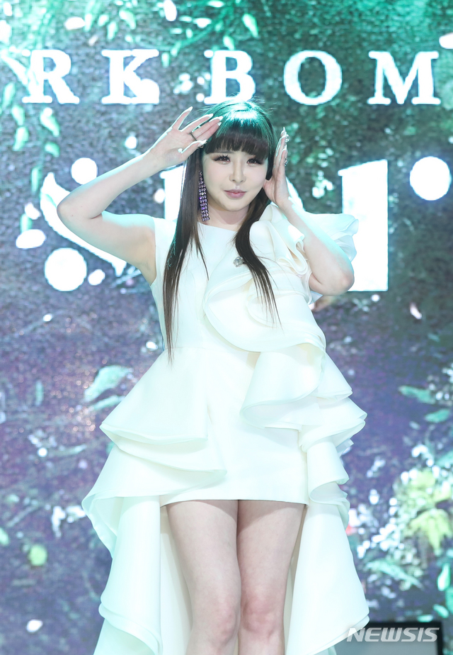 【서울=뉴시스】조수정 기자 =2NE1 출신 가수 박봄이 13일 오후 서울 강남구 일지아트홀에서 솔로 싱글앨범 '스프링(Spring)' 발매 기념 쇼케이스를 열고 포즈를 취하고 있다. 2019.03.13. chocrystal@newsis.com